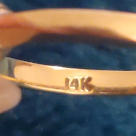 Lovely little 14k yg diamond ring - Picture 6 of 8